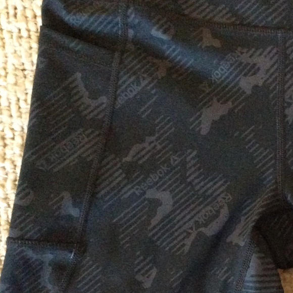 NEW Ladies 7/8 Reebok Leggings | Size Medium | Black and Grey Logo | 2 Pockets - Picture 7 of 14